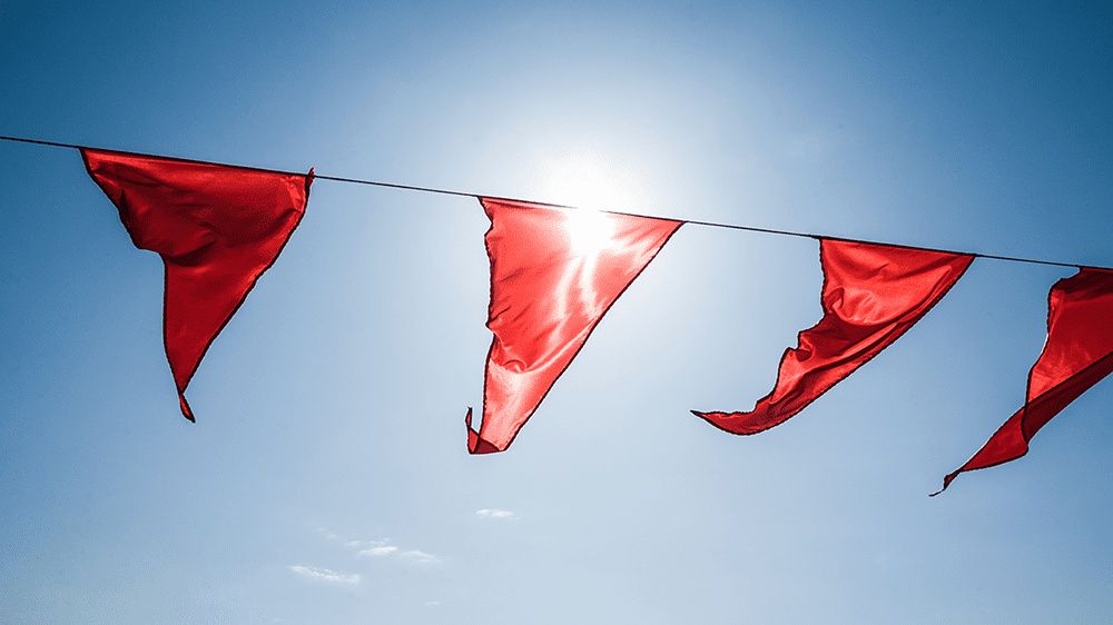 как распознать «красные флаги» в общении с токсичными людьми