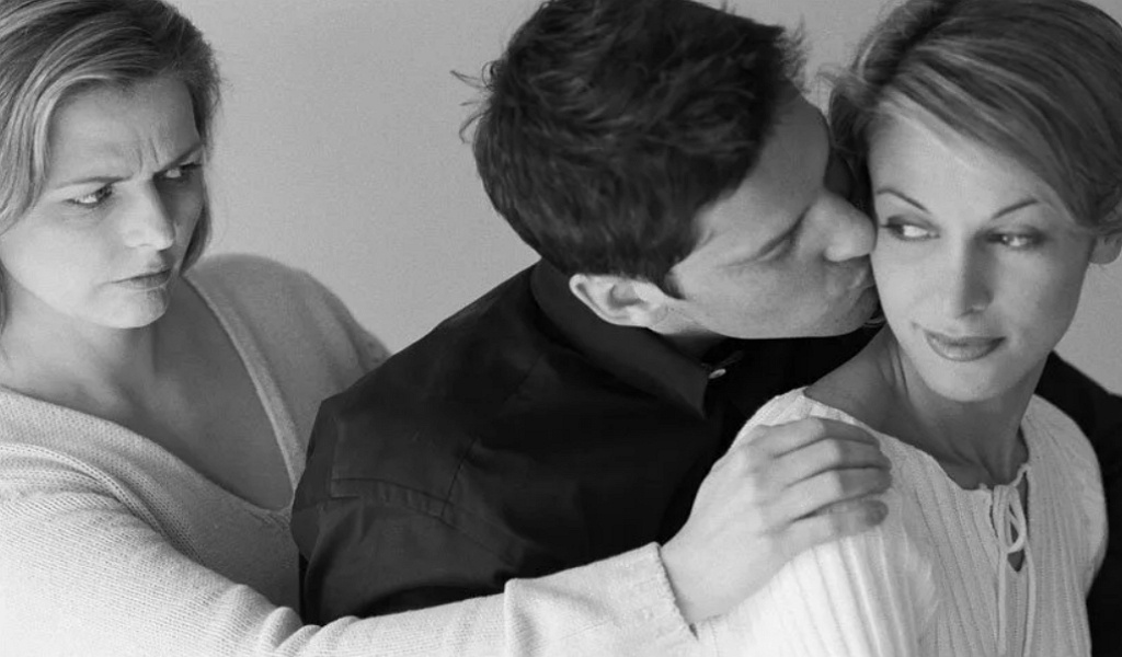 Как нарциссы манипулируют чувствами: синдром разлучницы в абьюзивных отношениях