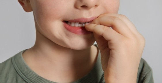 Почему дети грызут ногти