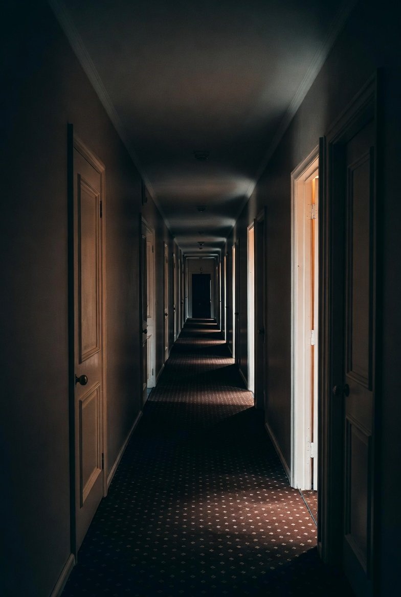 Темная материя: Путешествие сквозь альтернативные жизни и ловушки выбора