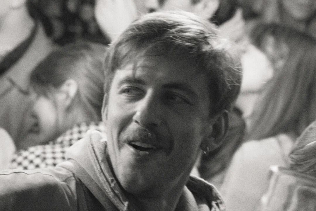 Жизнь миллениалов в черно-белом: близкий взгляд на фильм «Картины дружеских связей»